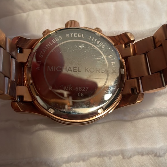 Michael Kors Rose Gold Watch - Picture 4 of 10